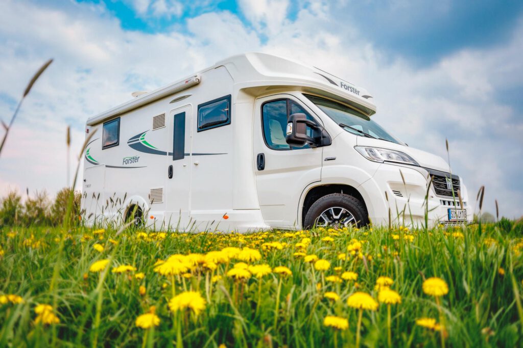 Forster Wohnmobil neben einer Blumenwiese